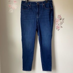 Madewell Curvy High Rise Skinny Medium/Dark Wash Jeans - Size 31. Inseam 28”.
